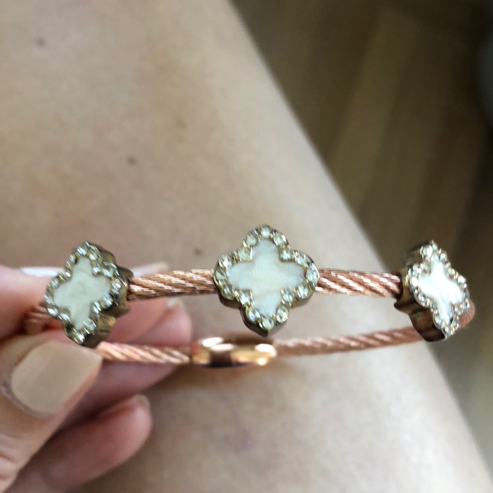Rose gold Quatrefoil bracelet. - Picture 1 of 5